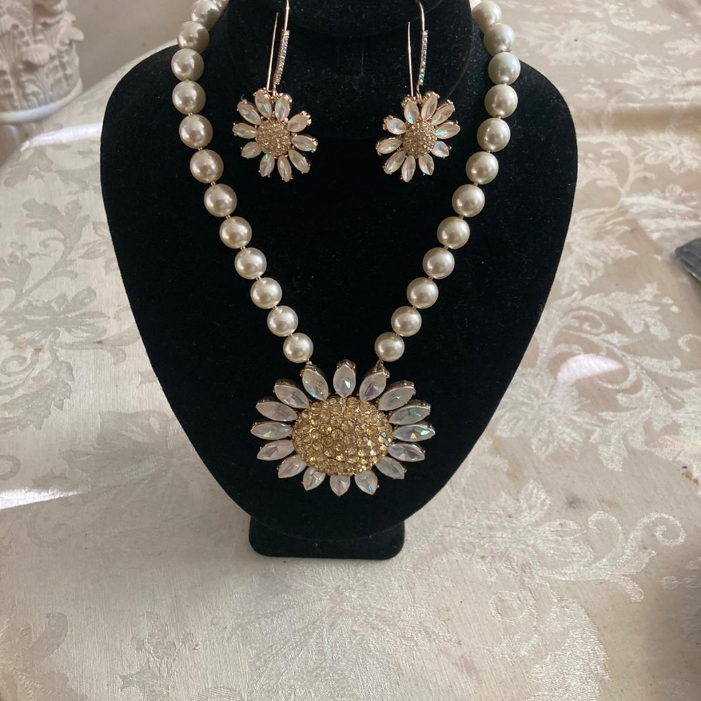 GORGEOUS BETSEY JOHNSON NECKLACE SET
